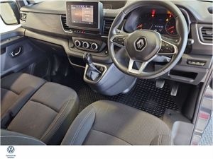 Renault Trafic **JUST IN** RED Edition Auto, Towba - Image 2