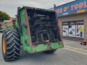 Cross 900 Rear Dung Spreader - Image 2