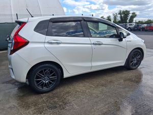 2016 Honda Fit Hybrid Automatic..Light Damage - Image 3