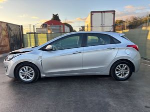 2012 Hyundai i30 Light Front Damage - Image 2
