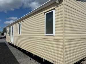 AN EVEN GRANDER WILLERBY GRANADA 38X12X2BED - Image 3