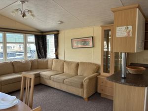AN EVEN GRANDER WILLERBY GRANADA 38X12X2BED - Image 4