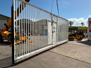 30ft x 10ft HEAVY DUTY SLIDING GATE...........4580 - Image 2