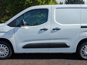 Opel Combo 2022 NEW CRVT 10/26 - Image 4