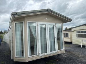 HUGE MODERN AND FLASHY  40X12.6X3 BED HOME. - Image 2