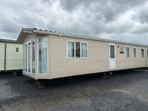 HUGE MODERN AND FLASHY  40X12.6X3 BED HOME. - Image 3