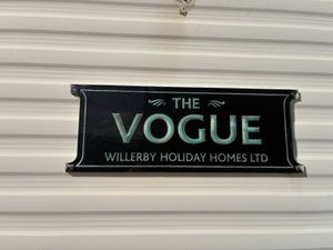 THIS VOGUE IS ABSOLUTELY SPOTLESS . 40X12.6 X2BED - Image 3