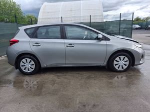 132 Toyota Auris  1.3 Petrol - Image 3