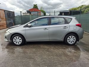 132 Toyota Auris  1.3 Petrol - Image 4