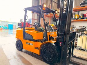 2018 HYUNDAI ... 5 TON GAS FORKLIFT ...822 hours - Image 4