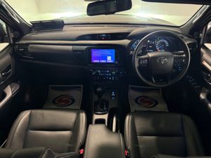 Toyota Hilux 2.8 MHEV INVINCIBLE 4DR - Image 3