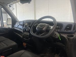 2022 Iveco Daily Curtain Sider Van - Image 3