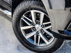 2017 TOYOTA HILUX INVINCIBLE - Image 4