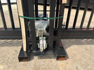 13ft ELECTRIC / REMOTE SLIDING GATE.......1793t - Image 4