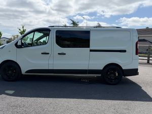 ABSOLUTELY STUNNING 2019 CREW CAB TOP SPEC - Image 4