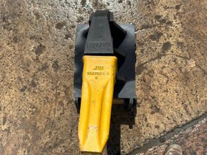 UNUSED RIPPER TOOTH......65mm PINS........1417. - Image 3