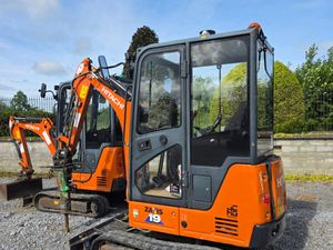 2 x 2022 Hitachi ZX19 - 750hrs - w/ Breakers - Image 3