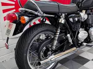 2025 Triumph Bonneville T120 - Image 4