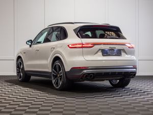 222 Porsche Cayenne 3.0 V6 E-Hybrid 5 Seat N1 - Image 4