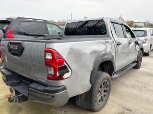 25 Hilux Invincible 2.8 Diesel Auto 28km - Image 3