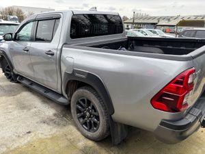 25 Hilux Invincible 2.8 Diesel Auto 28km - Image 4