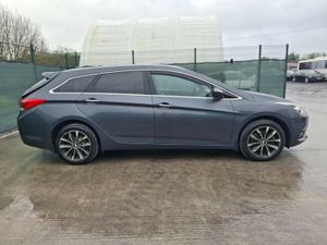 152 Hyundai i40  Tourer  Executive - Image 4