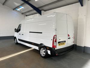 2024 Renault Master Medium Roof Panel Van - Image 4