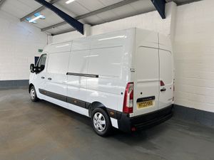 2023 Renault Master Medium Roof Panel Van - Image 3