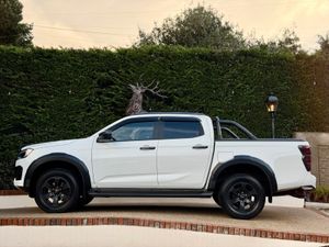 252 Isuzu DMax LSE great spec only 6500km incl vat - Image 4