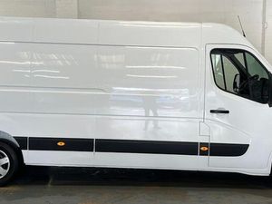 2023 Renault Master Medium Roof Panel Van - Image 4