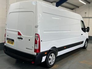 2023 Renault Master Medium Roof Panel Van - Image 3