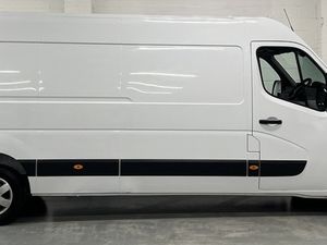 2021 Renault Master Medium Roof Panel Van - Image 2