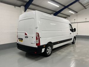 2021 Renault Master Medium Roof Panel Van - Image 3