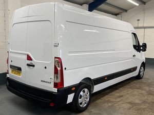 2023 Renault Master Medium Roof Panel Van - Image 4