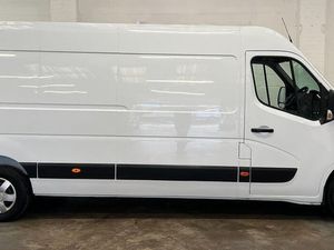 2023 Renault Master Medium Roof Panel Van - Image 4