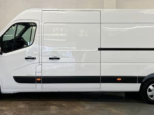 2023 Renault Master Medium Roof Panel Van - Image 3
