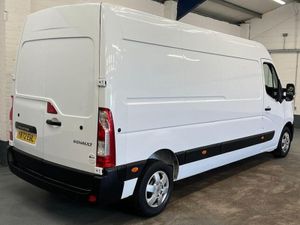2023 Renault Master Medium Roof Panel Van - Image 4