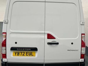 2023 Renault Master Medium Roof Panel Van - Image 3