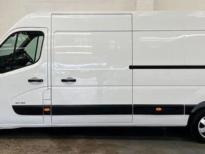 2023 Renault Master Medium Roof Panel Van - Image 3