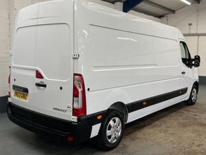 2023 Renault Master Medium Roof Panel Van - Image 4
