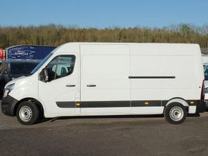 2022 Nissan Interstar Medium Roof Panel Van - Image 2