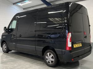 2023 Renault Master Medium Roof Panel Van - Image 3