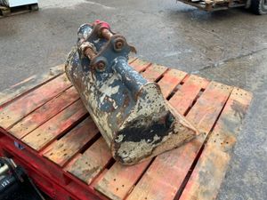 24" DIGGING BUCKET.......30mm PINS........264f. - Image 4