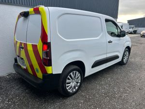 20 Peugeot Partner ‘99km / Professional model - Image 4