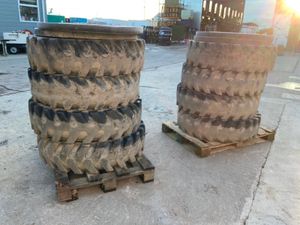 9.0 x 20r WHEELED EXCAVATOR RIMS / TYRES. - Image 3
