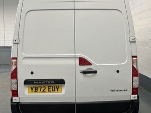 2023 Renault Master Medium Roof Panel Van - Image 2