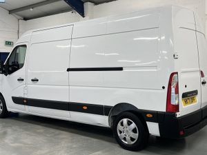 2021 Renault Master Medium Roof Panel Van - Image 4