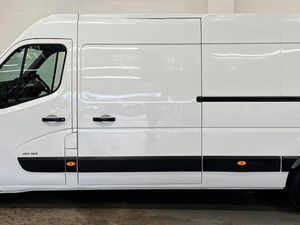 2023 Renault Master Medium Roof Panel Van - Image 3
