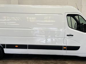 2023 Renault Master Medium Roof Panel Van - Image 4