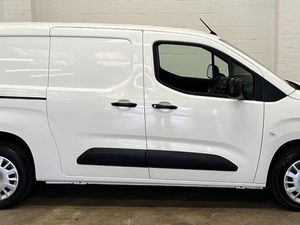2020 Vauxhall Combo Panel Van - Image 3